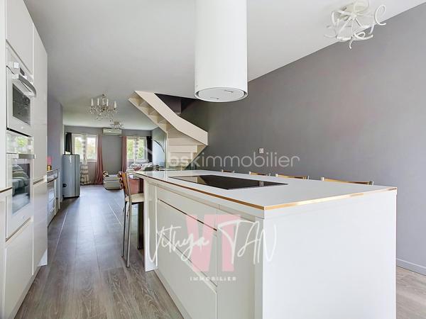 ESPRIT LOFT ? Es-tu là ?

Dans le calme d'une impasse, découvrez un lieu de vie atypique qui reprend les codes du loft tout en offrant une organisation particulièrement bien définie sur quatre niveaux. Un cadre intimiste, calme et préservé, prolongé par un jardinet avec terrasse.

Dès le premier niveau, le garage s’accompagne d’une salle d’eau et d’une pièce modulable pouvant accueillir un bureau ou une chambre, avec accès direct au jardinet et à la terrasse. 
À l’étage supérieur, place au plateau de vie : un salon lumineux prolongé par une cuisine ouverte, spacieuse, aménagée et équipée. Les deux derniers niveaux accueillent l’espace nuit avec deux chambres et une salle de bains au troisième niveau, puis une vaste chambre avec rangements sous combles au dernier étage. Une distribution verticale qui donne à ce bien toute sa personnalité et son véritable esprit loft.

Sans charges de copropriété. Clé en main et sans travaux à prévoir, le bien dispose d’une climatisation réversible et d’un poêle à granulés. Son DPE classé C complète ces prestations. Une configuration singulière pour celles et ceux qui recherchent les volumes et l’esprit d’un appartement atypique, avec en plus un garage, une terrasse et un jardinet, dans un environnement calme.

**À vos agendas pour une visite...**