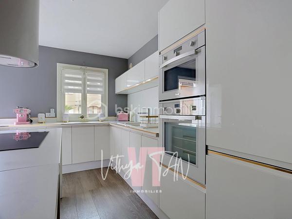 ESPRIT LOFT ? Es-tu là ?

Dans le calme d'une impasse, découvrez un lieu de vie atypique qui reprend les codes du loft tout en offrant une organisation particulièrement bien définie sur quatre niveaux. Un cadre intimiste, calme et préservé, prolongé par un jardinet avec terrasse.

Dès le premier niveau, le garage s’accompagne d’une salle d’eau et d’une pièce modulable pouvant accueillir un bureau ou une chambre, avec accès direct au jardinet et à la terrasse. 
À l’étage supérieur, place au plateau de vie : un salon lumineux prolongé par une cuisine ouverte, spacieuse, aménagée et équipée. Les deux derniers niveaux accueillent l’espace nuit avec deux chambres et une salle de bains au troisième niveau, puis une vaste chambre avec rangements sous combles au dernier étage. Une distribution verticale qui donne à ce bien toute sa personnalité et son véritable esprit loft.

Sans charges de copropriété. Clé en main et sans travaux à prévoir, le bien dispose d’une climatisation réversible et d’un poêle à granulés. Son DPE classé C complète ces prestations. Une configuration singulière pour celles et ceux qui recherchent les volumes et l’esprit d’un appartement atypique, avec en plus un garage, une terrasse et un jardinet, dans un environnement calme.

**À vos agendas pour une visite...**