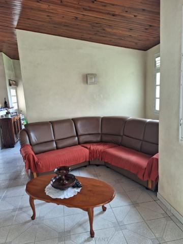 Villa à étage de 216m² habitable sur terrain de 5899m² situé sur la commune du VAUCLIN