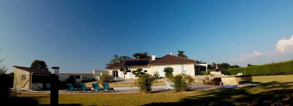 5mn de VALENCE (26) propriété de charme très soignée et confortable sur près d'un hectare clos paysagé piscine truffière et 5 box chevaux