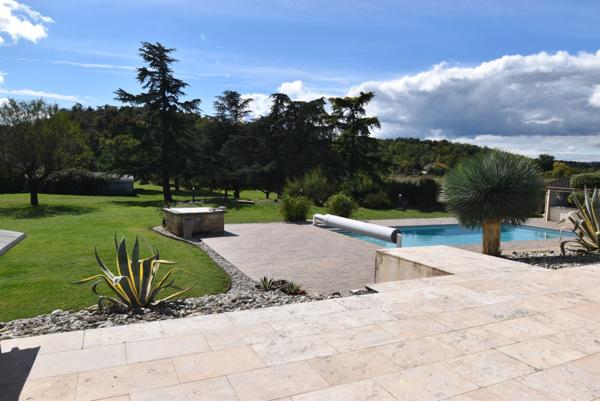 5mn de VALENCE (26) propriété de charme très soignée et confortable sur près d'un hectare clos paysagé piscine truffière et 5 box chevaux