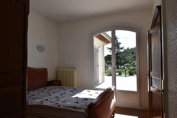 5mn de VALENCE (26) propriété de charme très soignée et confortable sur près d'un hectare clos paysagé piscine truffière et 5 box chevaux