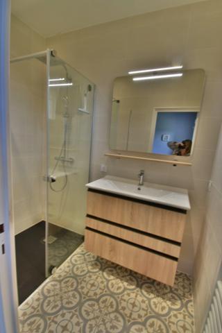 5mn de VALENCE (26) propriété de charme très soignée et confortable sur près d'un hectare clos paysagé piscine truffière et 5 box chevaux