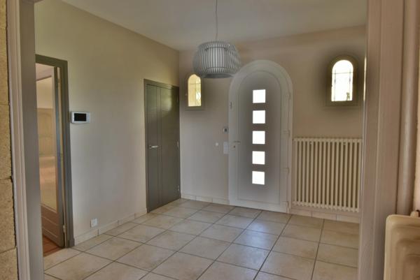 5mn de VALENCE (26) propriété de charme très soignée et confortable sur près d'un hectare clos paysagé piscine truffière et 5 box chevaux