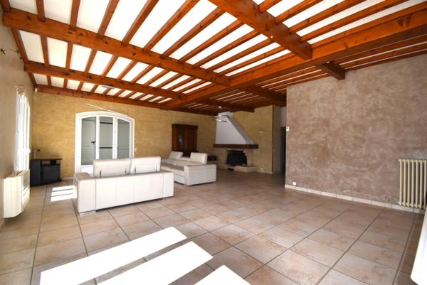 5mn de VALENCE (26) propriété de charme très soignée et confortable sur près d'un hectare clos paysagé piscine truffière et 5 box chevaux