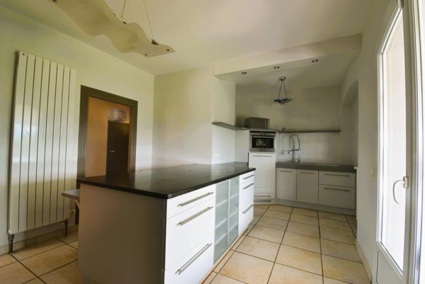 5mn de VALENCE (26) propriété de charme très soignée et confortable sur près d'un hectare clos paysagé piscine truffière et 5 box chevaux