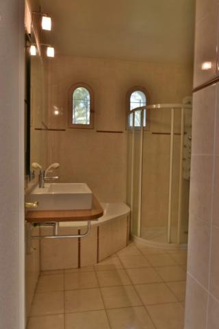 5mn de VALENCE (26) propriété de charme très soignée et confortable sur près d'un hectare clos paysagé piscine truffière et 5 box chevaux