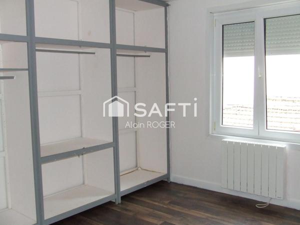 Maison de ville avec garage et terrasse.