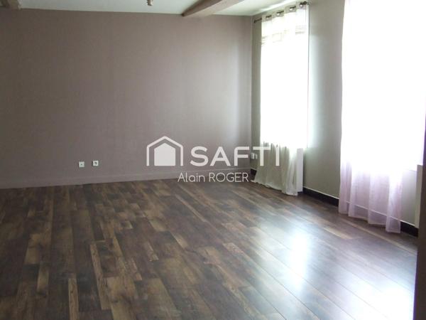 Maison de ville avec garage et terrasse.