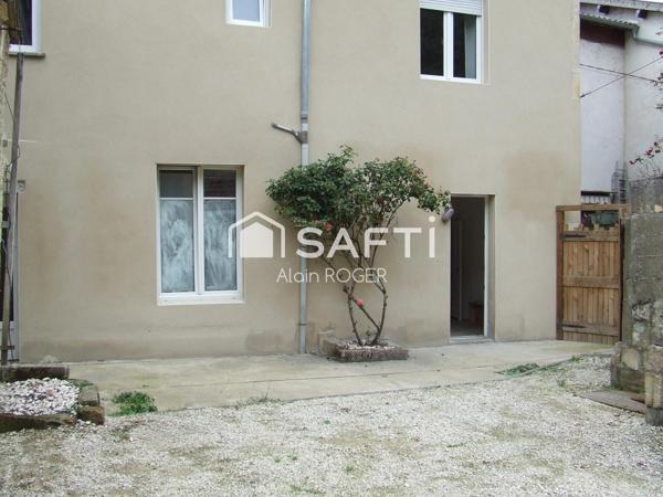 Maison de ville avec garage et terrasse.