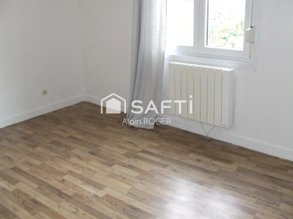 Maison de ville avec garage et terrasse.