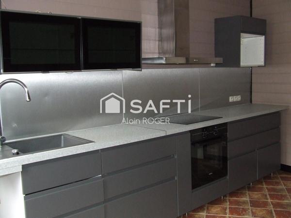 Maison de ville avec garage et terrasse.