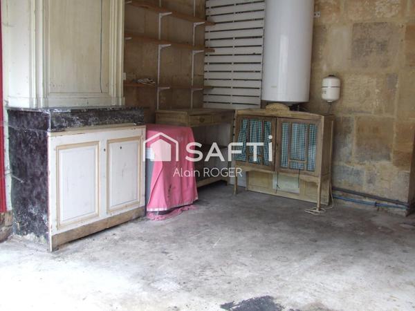 Maison de ville avec garage et terrasse.