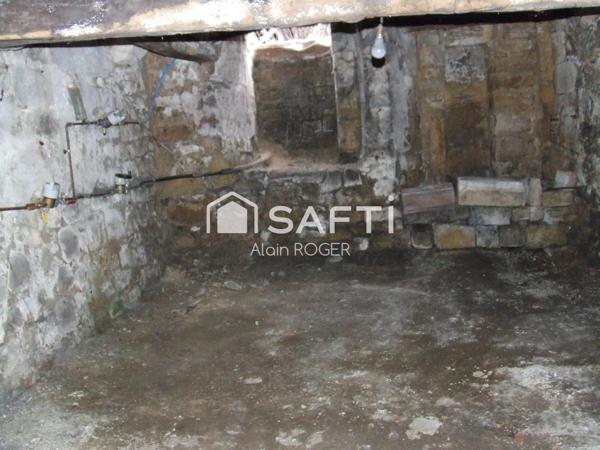 Maison de ville avec garage et terrasse.