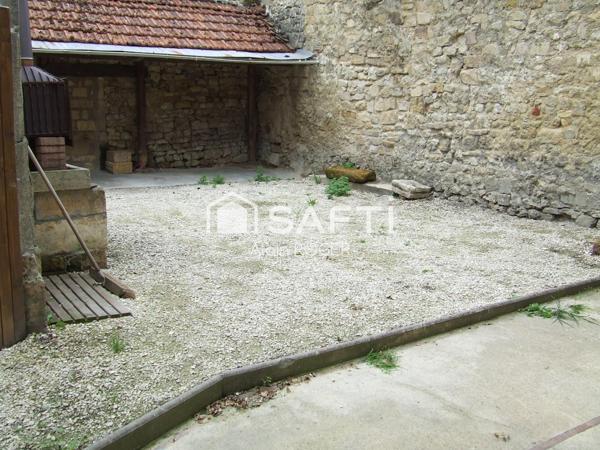 Maison de ville avec garage et terrasse.