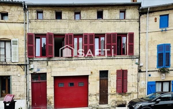 Maison de ville avec garage et terrasse.