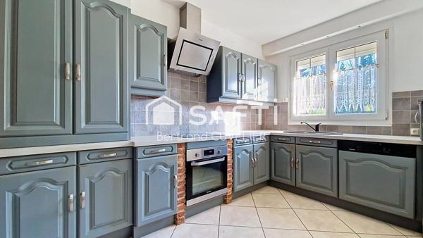 Maison semi- individuelle, 4 chambres, jardin, garage et stationnement