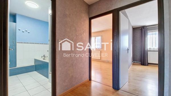 Maison semi- individuelle, 4 chambres, jardin, garage et stationnement