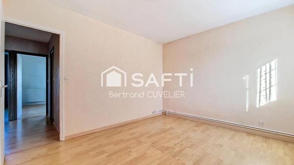 Maison semi- individuelle, 4 chambres, jardin, garage et stationnement