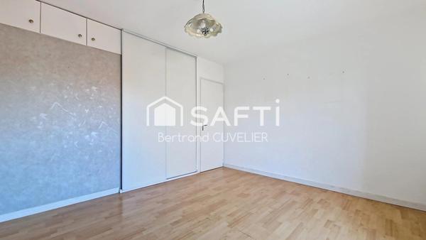 Maison semi- individuelle, 4 chambres, jardin, garage et stationnement