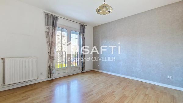 Maison semi- individuelle, 4 chambres, jardin, garage et stationnement