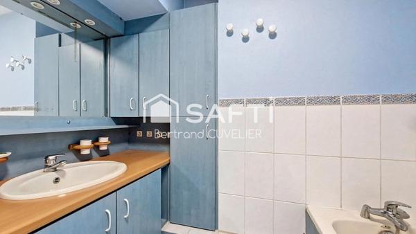 Maison semi- individuelle, 4 chambres, jardin, garage et stationnement