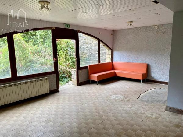 Vente                                                      Maison
                        
                     16 pièces                      380 m2                     à Les Vignes
