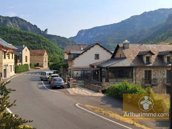 Vente                                                      Maison
                        
                     16 pièces                      380 m2                     à Les Vignes