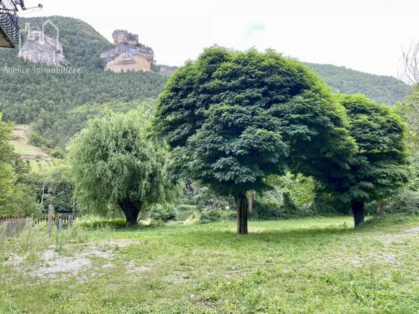 Vente                                                      Maison
                        
                     16 pièces                      380 m2                     à Les Vignes