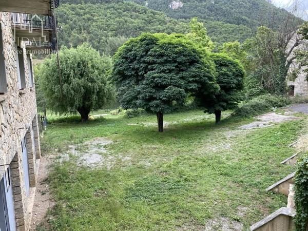 Vente                                                      Maison
                        
                     16 pièces                      380 m2                     à Les Vignes