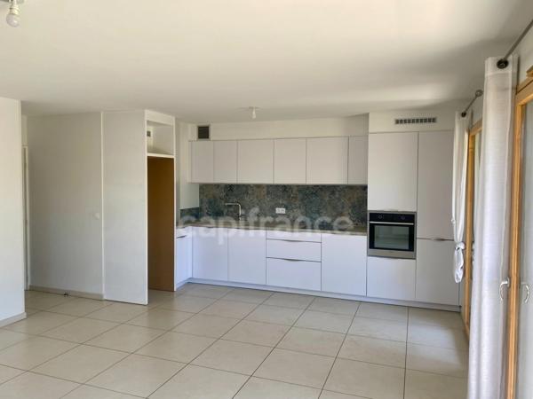 TASSIN-la-DEMI-LUNE, appartement Pitance de 71m2, en rez-de-jardin, 2 chambres.