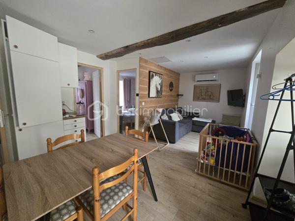 En exclusivité chez BSK Immobilier, nous vous proposons cette charmante maison de village.

Au rez-de-chaussée, vous découvrirez un double garage et deux places de parking.

Le rez-de-jardin offre une grande terrasse donnant sur un beau jardin, ainsi que des dépendances.

La maison a été entièrement rénovée et comprend une cuisine, un coin repas, un salon, une chambre et un bureau (pouvant servir de chambre de bébé).

Idéale pour un investisseur Airbnb, une maison secondaire ou un couple avec un enfant.
Pas d'escaliers, seulement des rampes en béton qui facilitent l'accès aux poussettes.