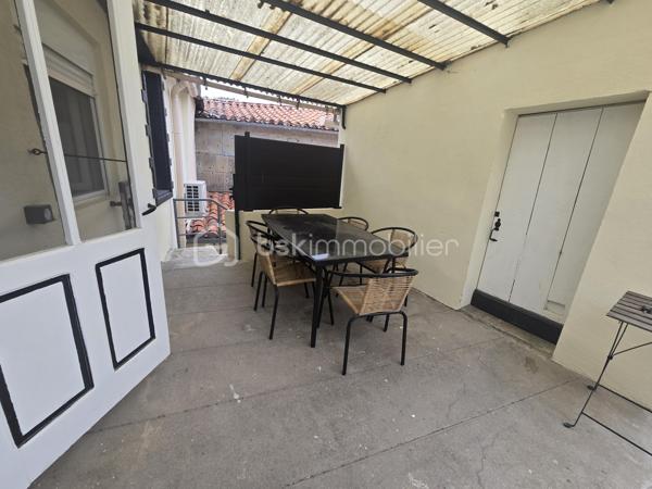 En exclusivité chez BSK Immobilier, nous vous proposons cette charmante maison de village.

Au rez-de-chaussée, vous découvrirez un double garage et deux places de parking.

Le rez-de-jardin offre une grande terrasse donnant sur un beau jardin, ainsi que des dépendances.

La maison a été entièrement rénovée et comprend une cuisine, un coin repas, un salon, une chambre et un bureau (pouvant servir de chambre de bébé).

Idéale pour un investisseur Airbnb, une maison secondaire ou un couple avec un enfant.
Pas d'escaliers, seulement des rampes en béton qui facilitent l'accès aux poussettes.