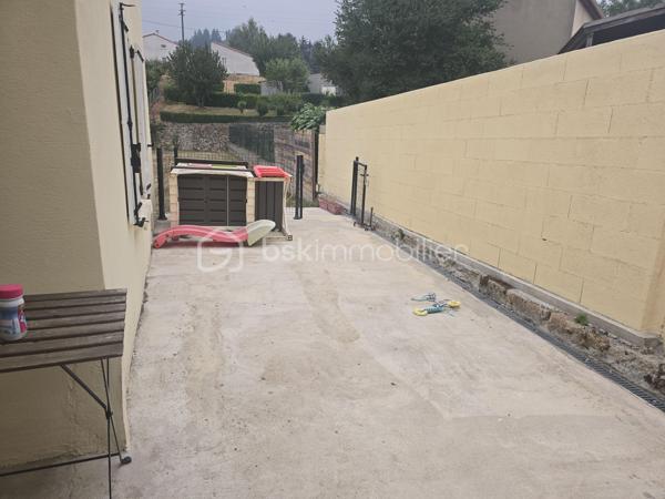 En exclusivité chez BSK Immobilier, nous vous proposons cette charmante maison de village.

Au rez-de-chaussée, vous découvrirez un double garage et deux places de parking.

Le rez-de-jardin offre une grande terrasse donnant sur un beau jardin, ainsi que des dépendances.

La maison a été entièrement rénovée et comprend une cuisine, un coin repas, un salon, une chambre et un bureau (pouvant servir de chambre de bébé).

Idéale pour un investisseur Airbnb, une maison secondaire ou un couple avec un enfant.
Pas d'escaliers, seulement des rampes en béton qui facilitent l'accès aux poussettes.