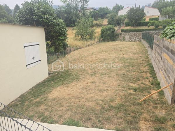 En exclusivité chez BSK Immobilier, nous vous proposons cette charmante maison de village.

Au rez-de-chaussée, vous découvrirez un double garage et deux places de parking.

Le rez-de-jardin offre une grande terrasse donnant sur un beau jardin, ainsi que des dépendances.

La maison a été entièrement rénovée et comprend une cuisine, un coin repas, un salon, une chambre et un bureau (pouvant servir de chambre de bébé).

Idéale pour un investisseur Airbnb, une maison secondaire ou un couple avec un enfant.
Pas d'escaliers, seulement des rampes en béton qui facilitent l'accès aux poussettes.