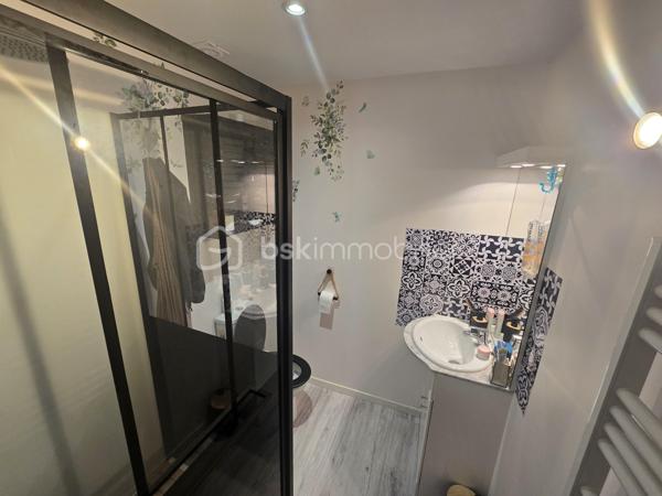 En exclusivité chez BSK Immobilier, nous vous proposons cette charmante maison de village.

Au rez-de-chaussée, vous découvrirez un double garage et deux places de parking.

Le rez-de-jardin offre une grande terrasse donnant sur un beau jardin, ainsi que des dépendances.

La maison a été entièrement rénovée et comprend une cuisine, un coin repas, un salon, une chambre et un bureau (pouvant servir de chambre de bébé).

Idéale pour un investisseur Airbnb, une maison secondaire ou un couple avec un enfant.
Pas d'escaliers, seulement des rampes en béton qui facilitent l'accès aux poussettes.