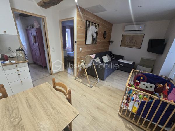 En exclusivité chez BSK Immobilier, nous vous proposons cette charmante maison de village.

Au rez-de-chaussée, vous découvrirez un double garage et deux places de parking.

Le rez-de-jardin offre une grande terrasse donnant sur un beau jardin, ainsi que des dépendances.

La maison a été entièrement rénovée et comprend une cuisine, un coin repas, un salon, une chambre et un bureau (pouvant servir de chambre de bébé).

Idéale pour un investisseur Airbnb, une maison secondaire ou un couple avec un enfant.
Pas d'escaliers, seulement des rampes en béton qui facilitent l'accès aux poussettes.
