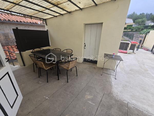 En exclusivité chez BSK Immobilier, nous vous proposons cette charmante maison de village.

Au rez-de-chaussée, vous découvrirez un double garage et deux places de parking.

Le rez-de-jardin offre une grande terrasse donnant sur un beau jardin, ainsi que des dépendances.

La maison a été entièrement rénovée et comprend une cuisine, un coin repas, un salon, une chambre et un bureau (pouvant servir de chambre de bébé).

Idéale pour un investisseur Airbnb, une maison secondaire ou un couple avec un enfant.
Pas d'escaliers, seulement des rampes en béton qui facilitent l'accès aux poussettes.