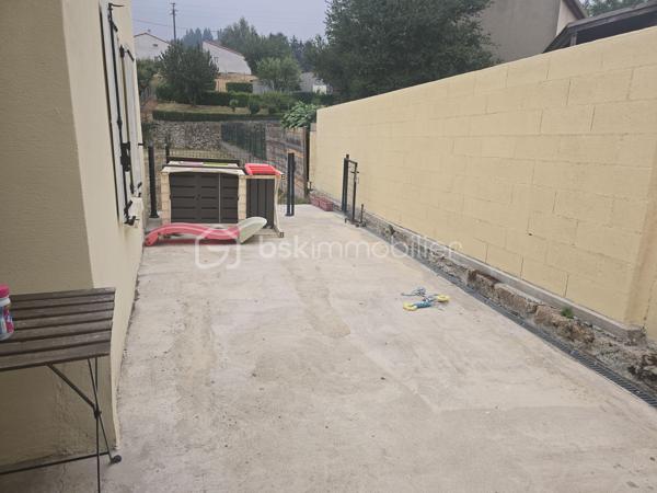En exclusivité chez BSK Immobilier, nous vous proposons cette charmante maison de village.

Au rez-de-chaussée, vous découvrirez un double garage et deux places de parking.

Le rez-de-jardin offre une grande terrasse donnant sur un beau jardin, ainsi que des dépendances.

La maison a été entièrement rénovée et comprend une cuisine, un coin repas, un salon, une chambre et un bureau (pouvant servir de chambre de bébé).

Idéale pour un investisseur Airbnb, une maison secondaire ou un couple avec un enfant.
Pas d'escaliers, seulement des rampes en béton qui facilitent l'accès aux poussettes.