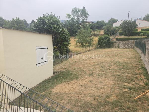 En exclusivité chez BSK Immobilier, nous vous proposons cette charmante maison de village.

Au rez-de-chaussée, vous découvrirez un double garage et deux places de parking.

Le rez-de-jardin offre une grande terrasse donnant sur un beau jardin, ainsi que des dépendances.

La maison a été entièrement rénovée et comprend une cuisine, un coin repas, un salon, une chambre et un bureau (pouvant servir de chambre de bébé).

Idéale pour un investisseur Airbnb, une maison secondaire ou un couple avec un enfant.
Pas d'escaliers, seulement des rampes en béton qui facilitent l'accès aux poussettes.