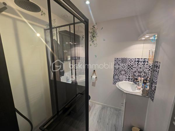 En exclusivité chez BSK Immobilier, nous vous proposons cette charmante maison de village.

Au rez-de-chaussée, vous découvrirez un double garage et deux places de parking.

Le rez-de-jardin offre une grande terrasse donnant sur un beau jardin, ainsi que des dépendances.

La maison a été entièrement rénovée et comprend une cuisine, un coin repas, un salon, une chambre et un bureau (pouvant servir de chambre de bébé).

Idéale pour un investisseur Airbnb, une maison secondaire ou un couple avec un enfant.
Pas d'escaliers, seulement des rampes en béton qui facilitent l'accès aux poussettes.