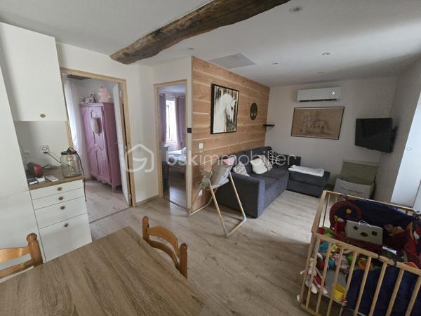 En exclusivité chez BSK Immobilier, nous vous proposons cette charmante maison de village.

Au rez-de-chaussée, vous découvrirez un double garage et deux places de parking.

Le rez-de-jardin offre une grande terrasse donnant sur un beau jardin, ainsi que des dépendances.

La maison a été entièrement rénovée et comprend une cuisine, un coin repas, un salon, une chambre et un bureau (pouvant servir de chambre de bébé).

Idéale pour un investisseur Airbnb, une maison secondaire ou un couple avec un enfant.
Pas d'escaliers, seulement des rampes en béton qui facilitent l'accès aux poussettes.