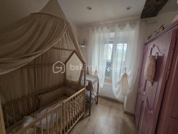 En exclusivité chez BSK Immobilier, nous vous proposons cette charmante maison de village.

Au rez-de-chaussée, vous découvrirez un double garage et deux places de parking.

Le rez-de-jardin offre une grande terrasse donnant sur un beau jardin, ainsi que des dépendances.

La maison a été entièrement rénovée et comprend une cuisine, un coin repas, un salon, une chambre et un bureau (pouvant servir de chambre de bébé).

Idéale pour un investisseur Airbnb, une maison secondaire ou un couple avec un enfant.
Pas d'escaliers, seulement des rampes en béton qui facilitent l'accès aux poussettes.