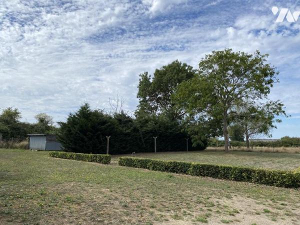 Entouré de 8600m² de terrain beau corp de ferme à rénover