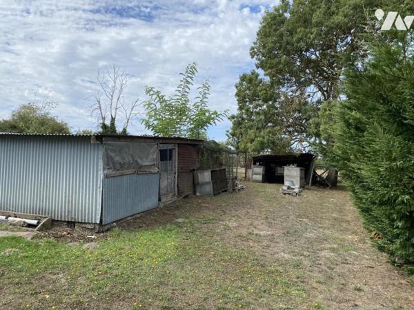 Entouré de 8600m² de terrain beau corp de ferme à rénover