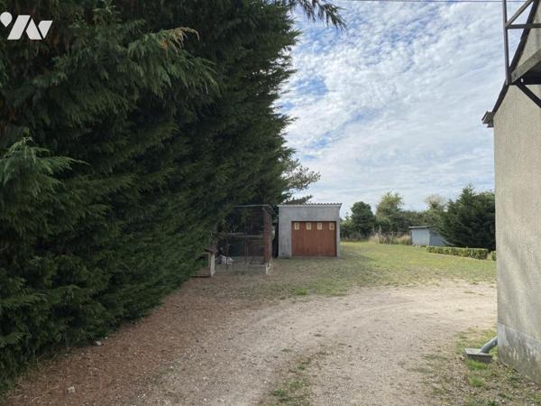 Entouré de 8600m² de terrain beau corp de ferme à rénover