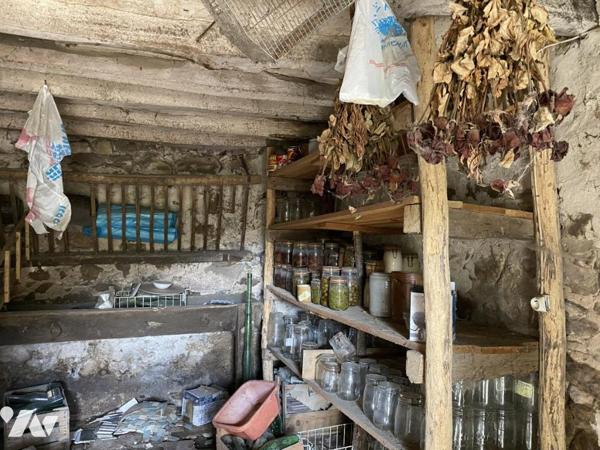 Entouré de 8600m² de terrain beau corp de ferme à rénover