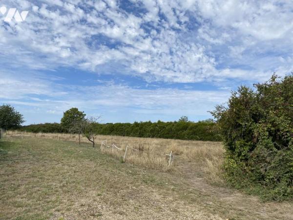 Entouré de 8600m² de terrain beau corp de ferme à rénover