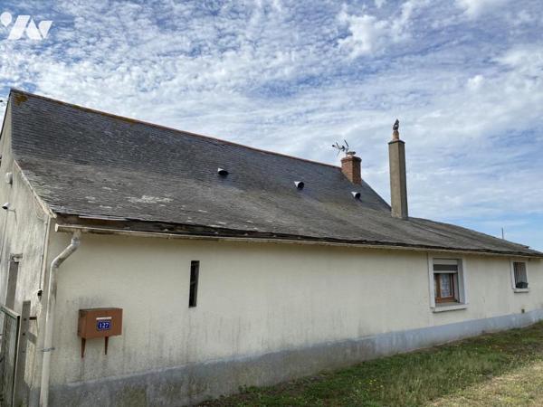 Entouré de 8600m² de terrain beau corp de ferme à rénover