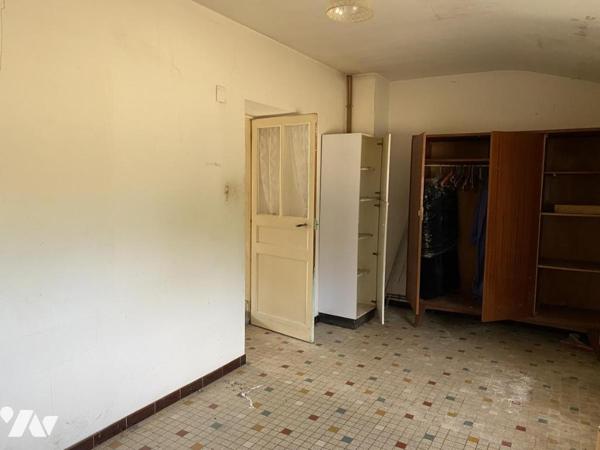 Entouré de 8600m² de terrain beau corp de ferme à rénover